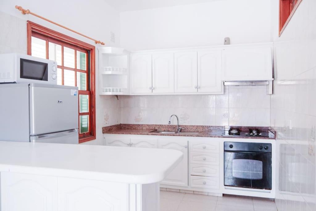 Acogedora Casa En Abades En Tranquila Urbanizacion Villa Luaran gambar